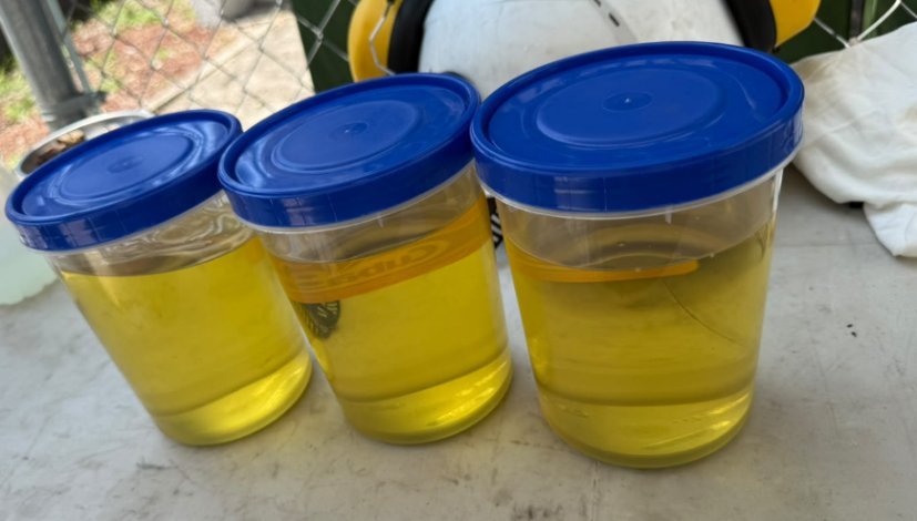 Muestras de aceite dieléctrico en frascos para análisis de laboratorio