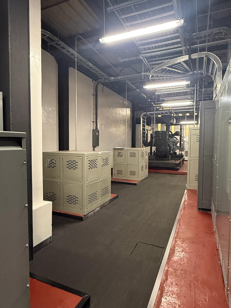 Cuarto eléctrico con gabinetes y una planta de emergencia al fondo