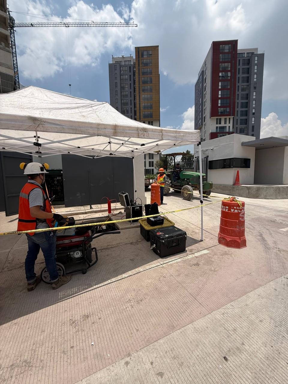 Técnico de TSY realizando pruebas VLF bajo una carpa en una obra