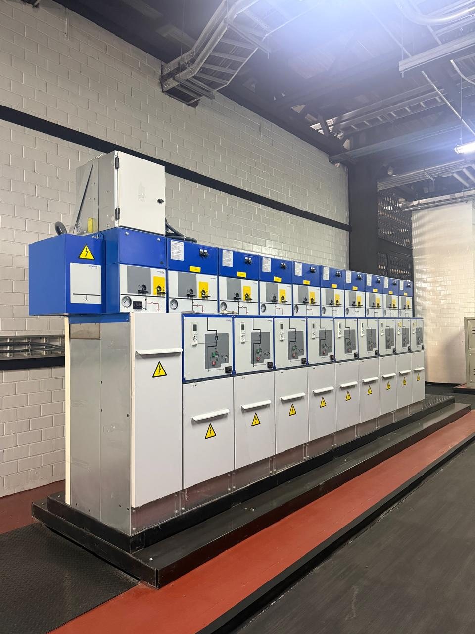 Tablero de media tensión sobre su base en un cuarto eléctrico